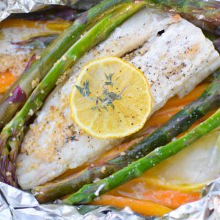 If you’re looking for an easy weeknight dinner, have no fear! With only 7 ingredients, this is one of my all time favorite meals because it is healthy, delicious, versatile and the best part? Requires NO DISHES – no clean up!! You heard that right Moms, NO CLEAN UP! | @EmKyleNutrition