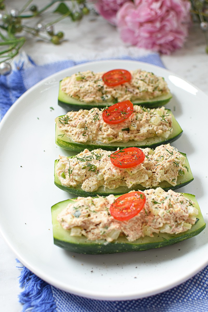 Botes de pepino para ensalada de atún