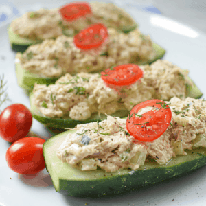 Barco salada de pepino de atum em destaque